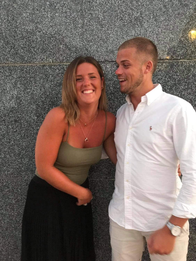 Två syskon, Emelie och Oscar, står och skrattar tillsammans.