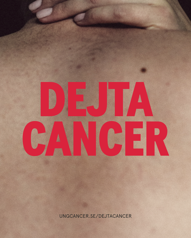 Bild på ryggen av en person med text i rött som stavar ut dejta cancer i versaler